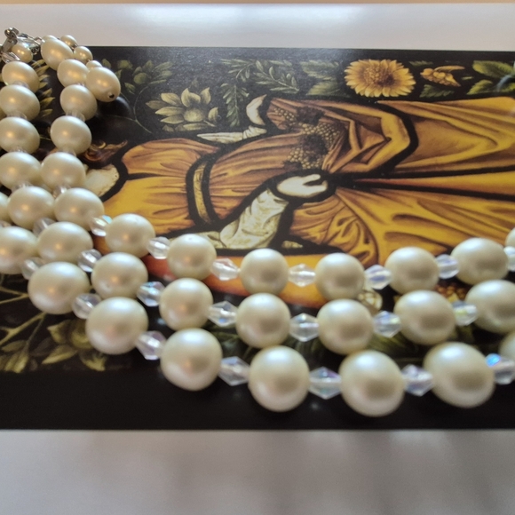 White Multi-Strand Pearl Necklace with Graduated Design - Picture 2 of 5
